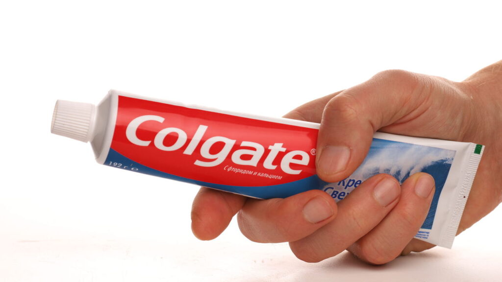 Anvisa recua, mas faz alerta sobre pasta da Colgate
