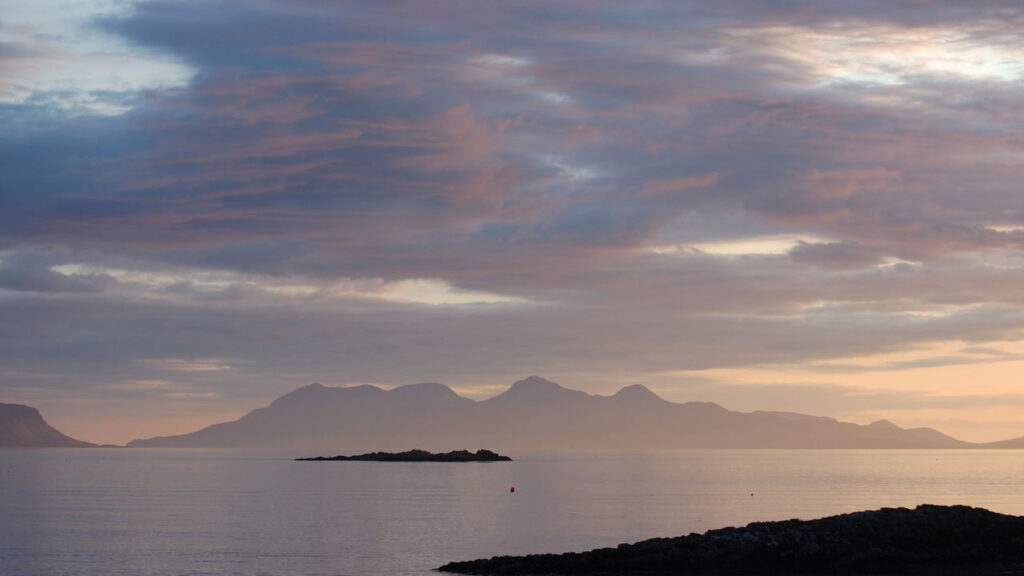 Escócia acolhe novos moradores? Descubra a tranquilidade da Ilha de Rum