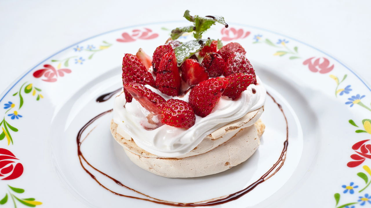 Aprenda o segredo do melhor merengue de morango em casa