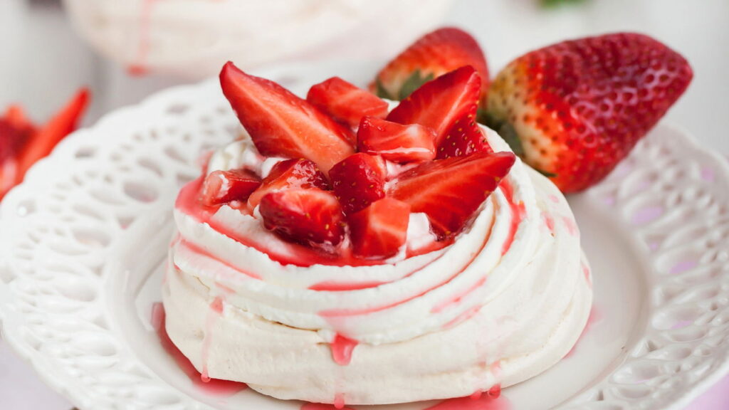 Aprenda o segredo do melhor merengue de morango em casa
