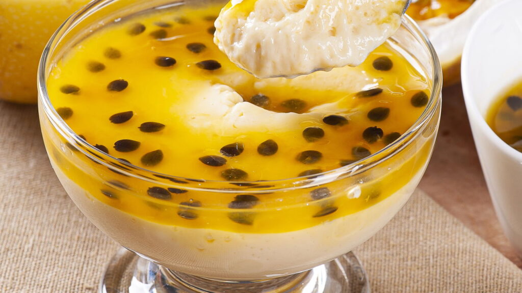 Esse é o pudim de maracujá mais cremoso que você já provou