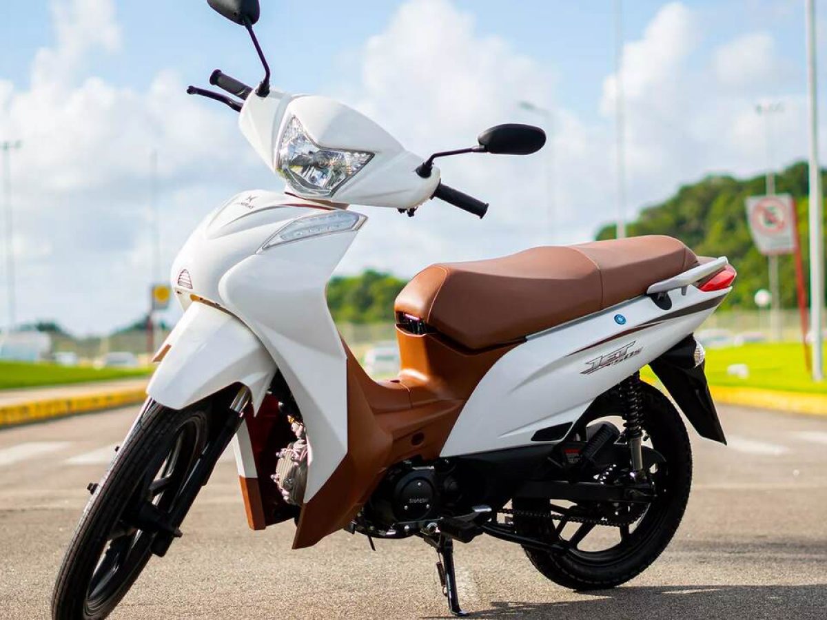 Essa moto popular dispensa CNH e custa menos de R$ 10 mil