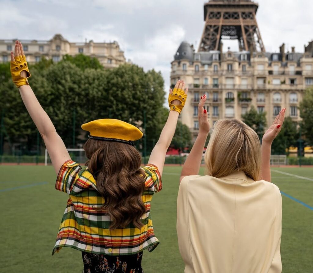 Atriz de 'Emily em Paris' anuncia saída e abala os rumos da 5ª temporada