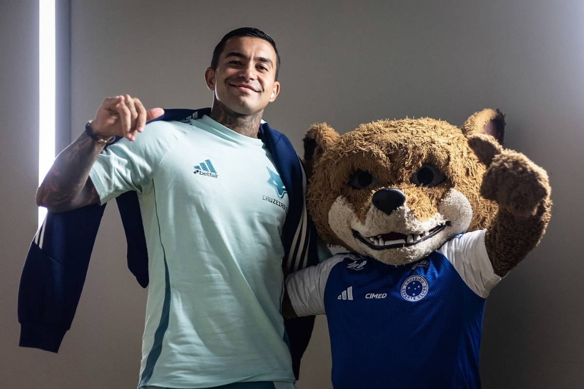 Dudu com mascote do Cruzeiro