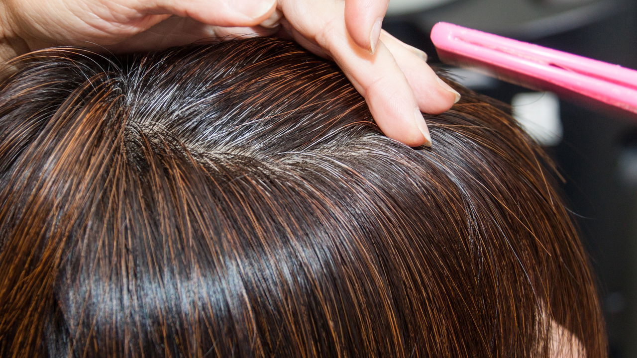 Cabelos brancos? Veja a tinta natural que cobre sem agredir