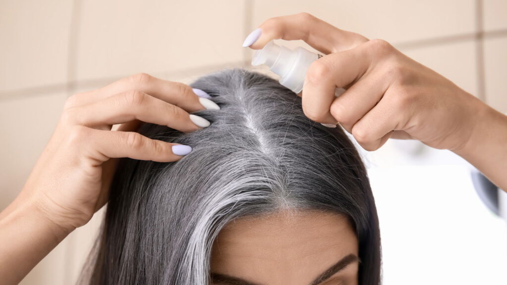 Cabelos brancos? Veja a tinta natural que cobre sem agredir