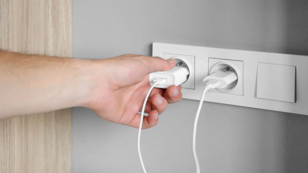 Deixar o carregador plugado gasta energia? Veja a resposta
