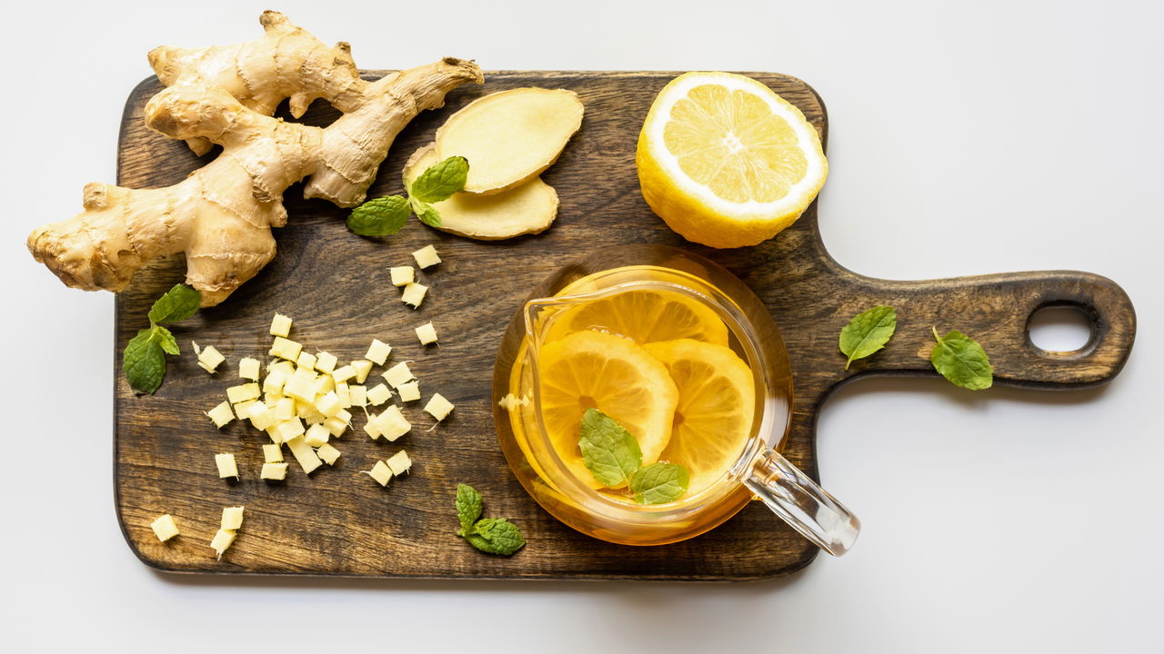 Conheça os benefícios do chá detox de gengibre e limão para perder peso
