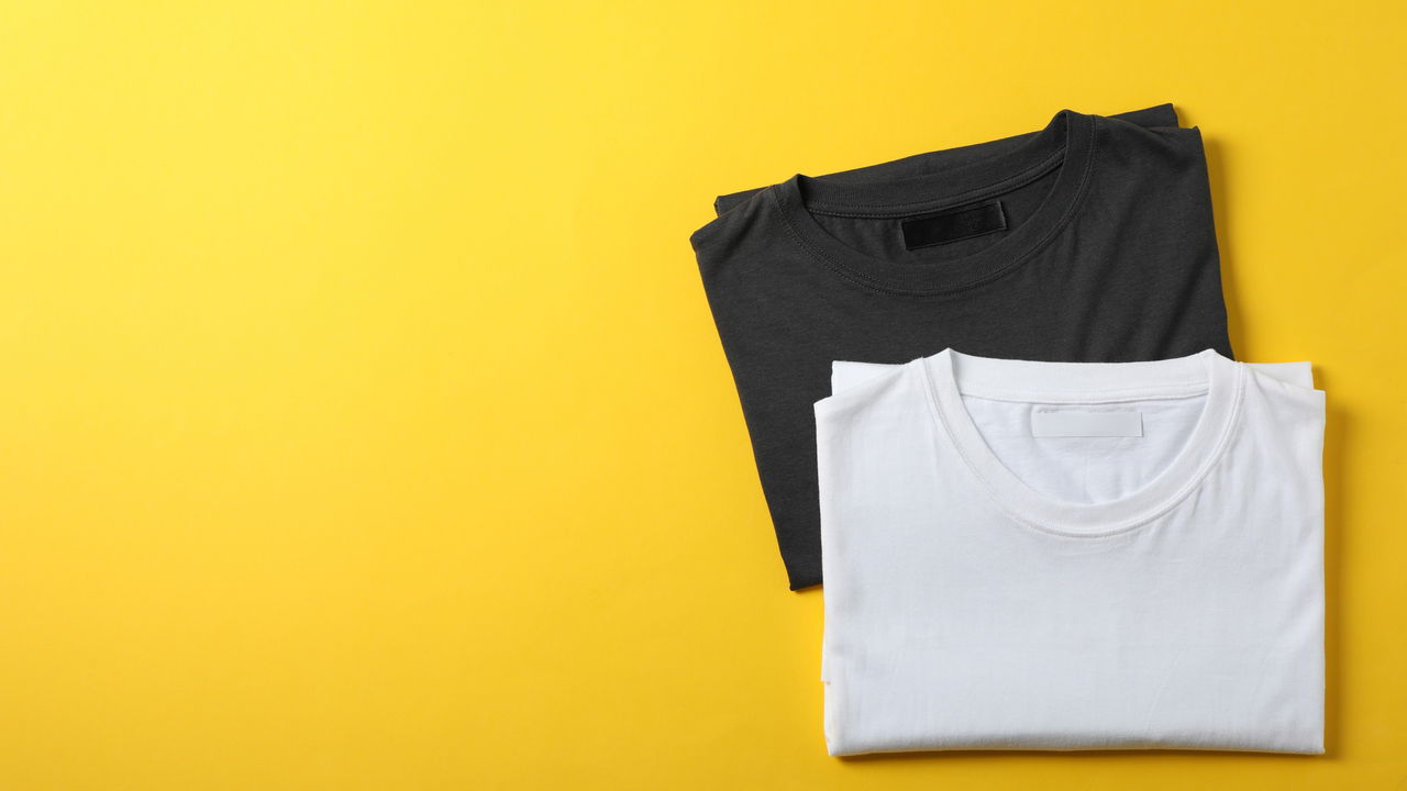 Como dobrar camisetas de forma eficiente e economizar espaço