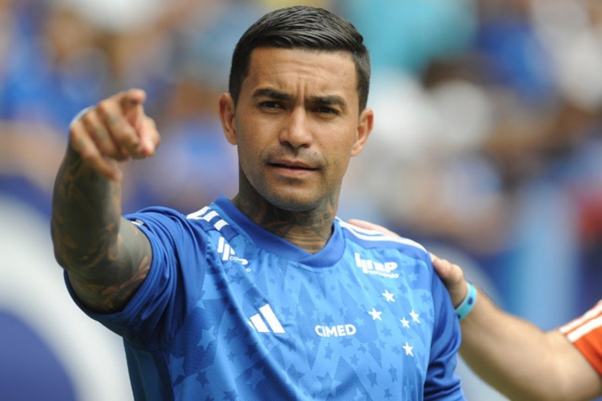Dudu com a camisa do Cruzeiro