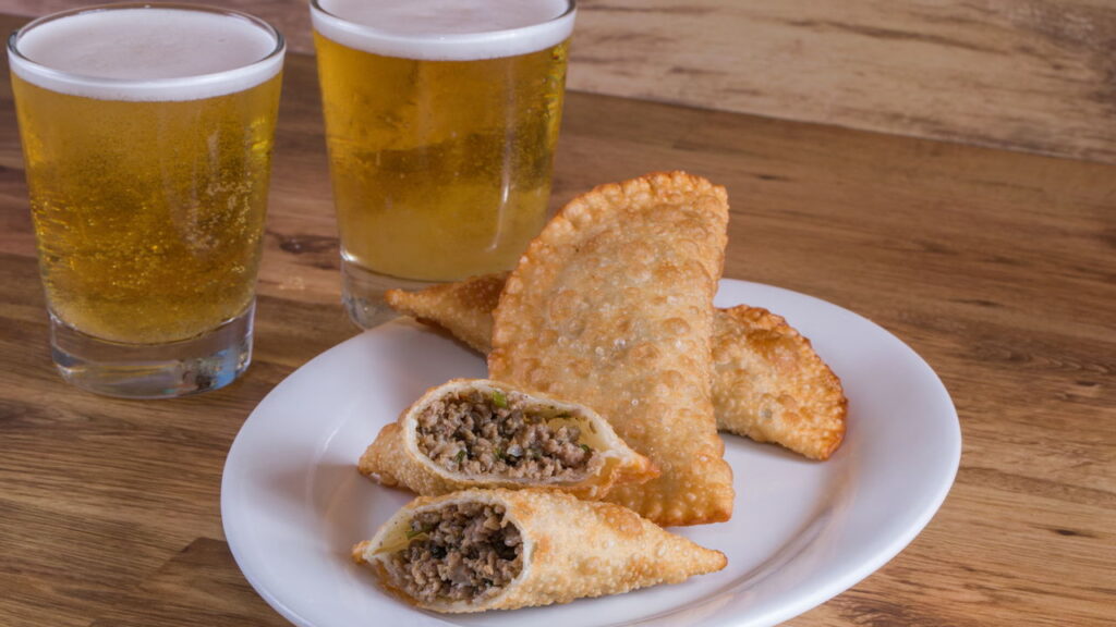 Aprenda a fazer massa de pastel com apenas dois ingredientes em poucos minutos