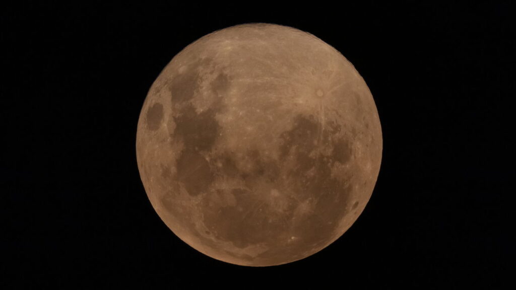 Abril chegou com chuva de meteoros e a mágica LUA rosa! Não perca