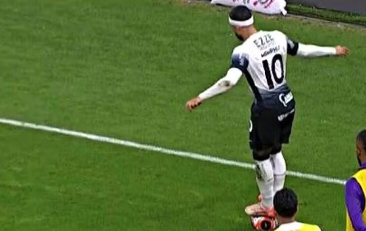 Memphis Depay sobe na bola