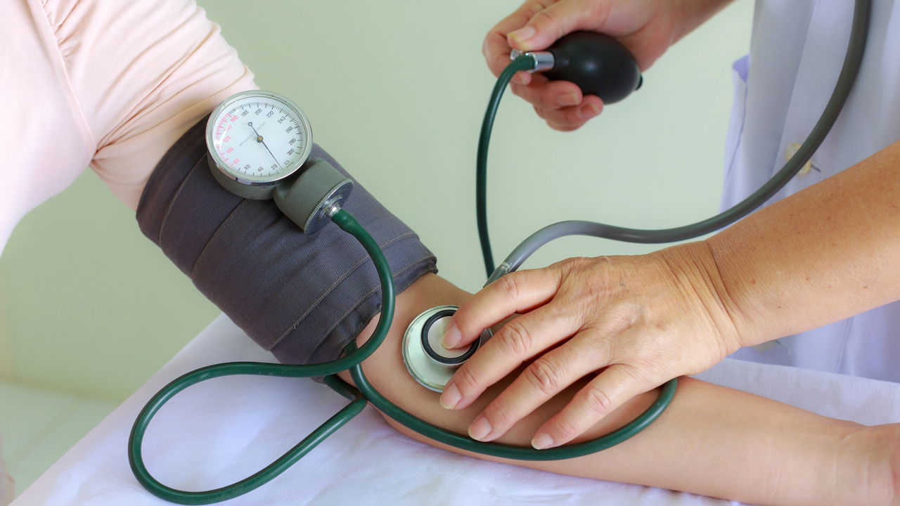 Pressão alta? Veja como evitar com dicas médicas