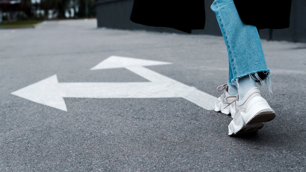 Ideias de looks com tênis que estão bombando