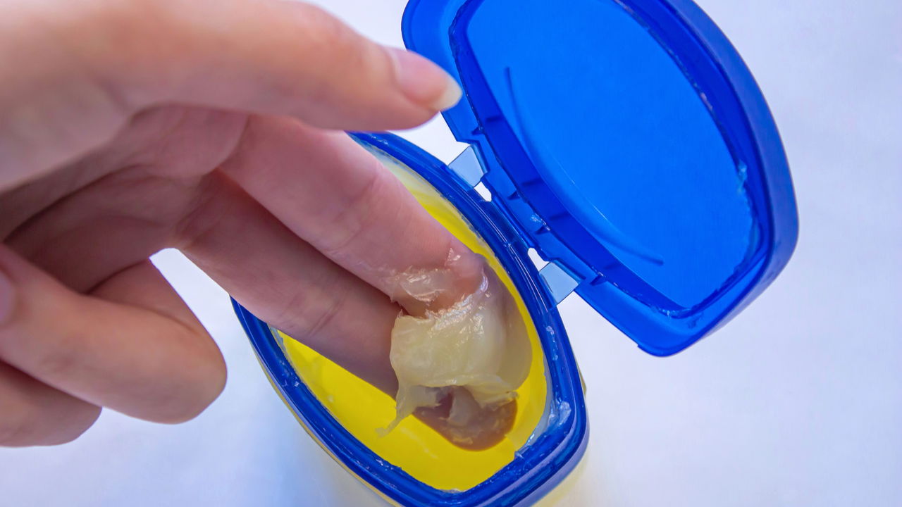 Vaselina tem usos secretos que vão salvar sua beleza