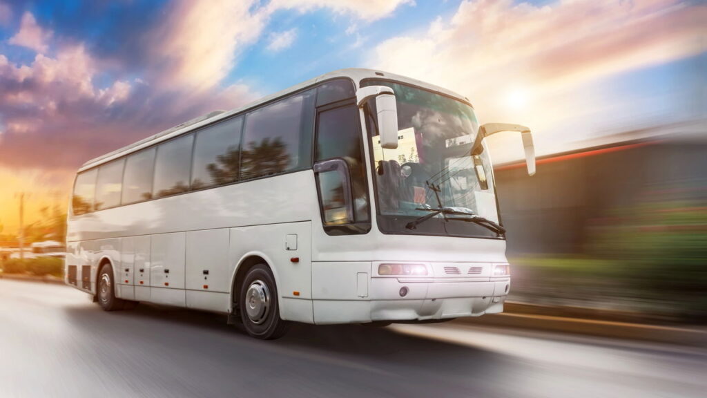 A maior viagem de ônibus do mundo começa no Brasil! Veja