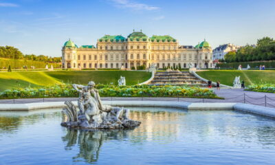 Uma cidade que parece um museu vivo mas surpreende pela vida moderna