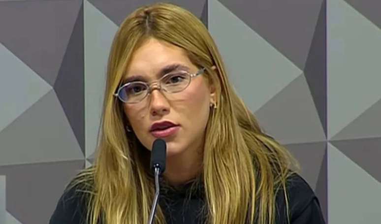 Um simples acessório, um impacto gigante! O caso do óculos de Virgínia