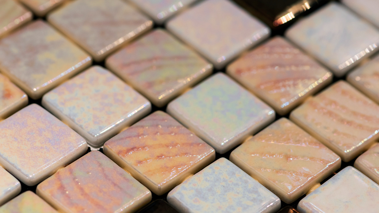 Como criar um vaso único com pastilhas para decorar sua casa