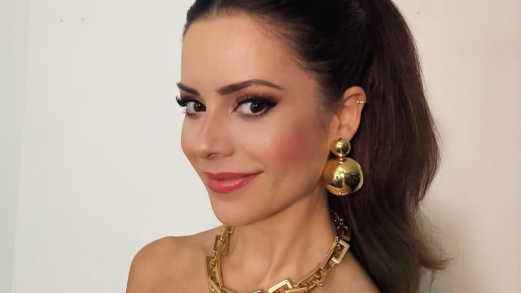 Sandy surge com novo namorado em show e reencontra ex