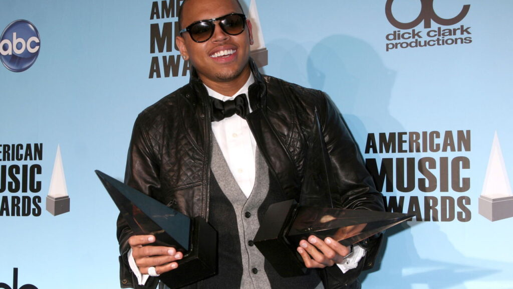 Chris Brown paga fiança milionária e retoma turnê na Europa