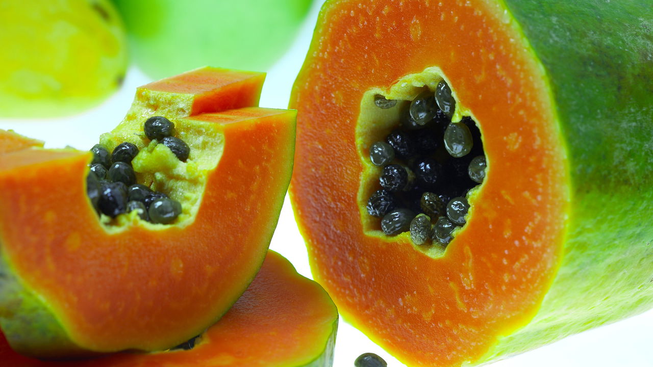 Esse doce de mamão verde reúne sabor intenso e calda aromática