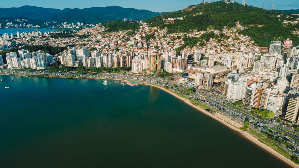 A cidade que virou refúgio no Brasil e está mudando a forma de viver
