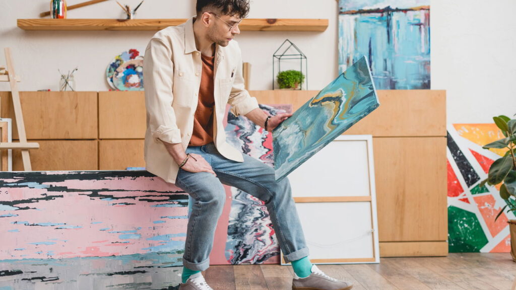 Galeria de arte em casa valoriza ambientes e surpreende