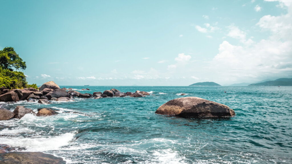 Você nem imagina onde essa praia de águas cristalinas está localizada