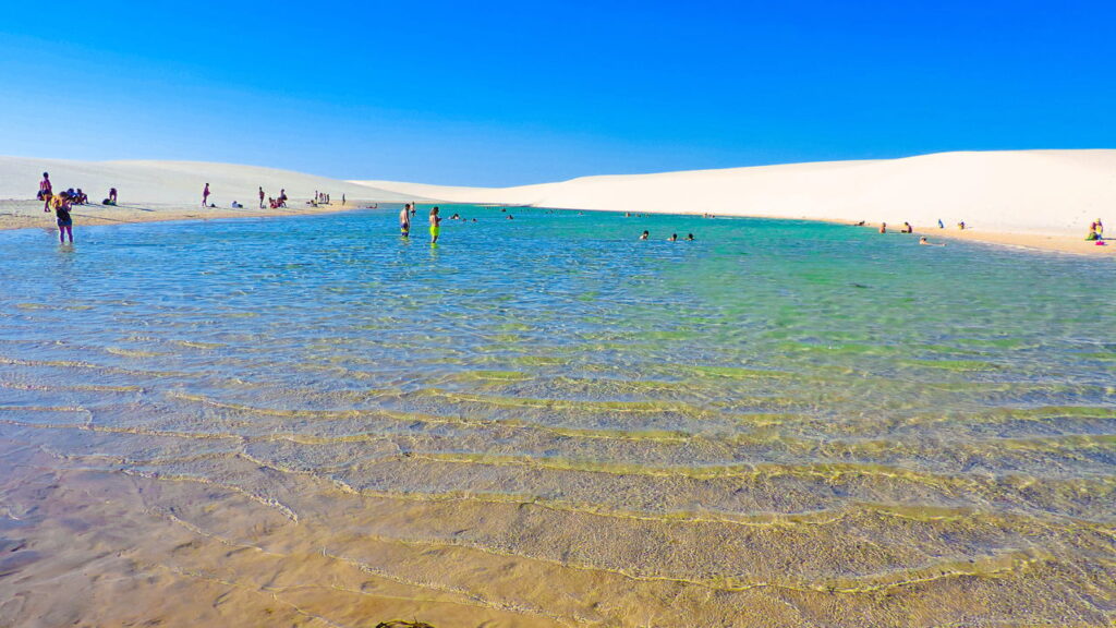 Tem um lugar no Brasil onde o deserto cria lagoas cristalinas
