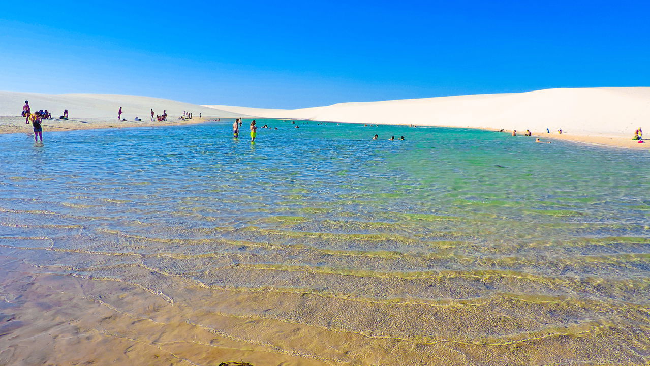 Tem um lugar no Brasil onde o deserto cria lagoas cristalinas
