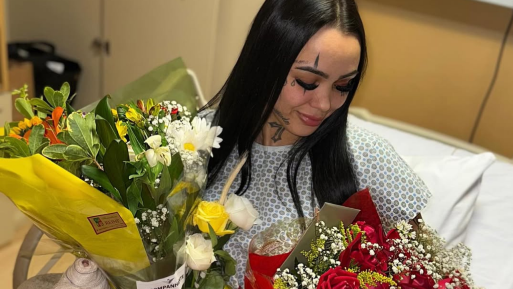 Influenciadora é esfaqueada pelo namorado durante transmissão ao vivo