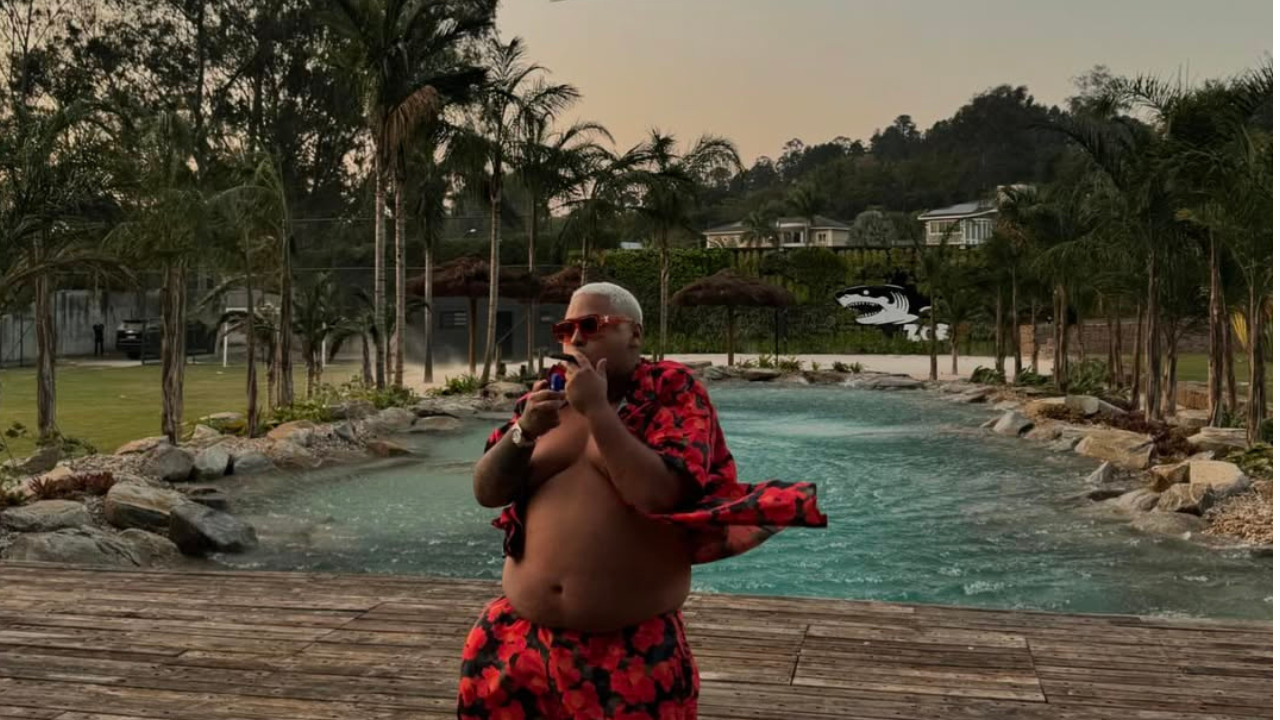 Cantor famoso choca internet com atitude perigosa em estádio