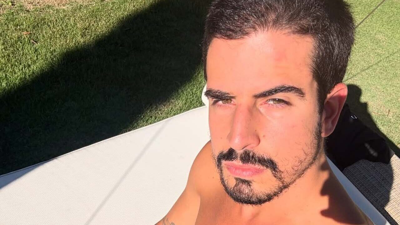 Enzo Celulari exibe família ampliada, e reúne Claudia Raia e Edson Celulari.