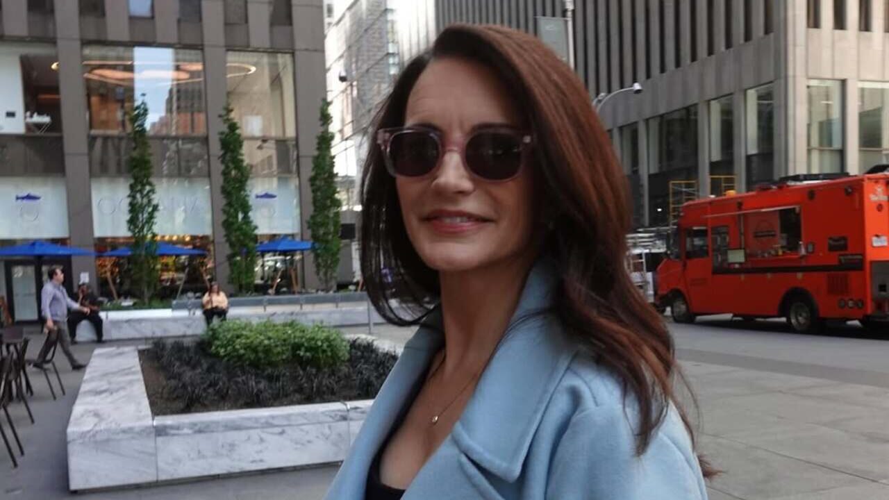 Parece mágica! O jeans de Kristin Davis que faz as pernas parecerem infinitas
