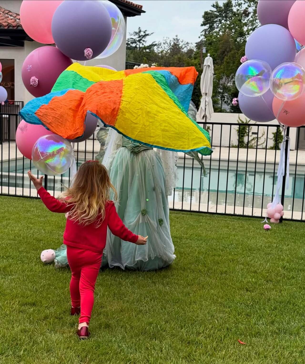 O aniversário íntimo da neta de Arnold Schwarzenegger que encantou a internet!