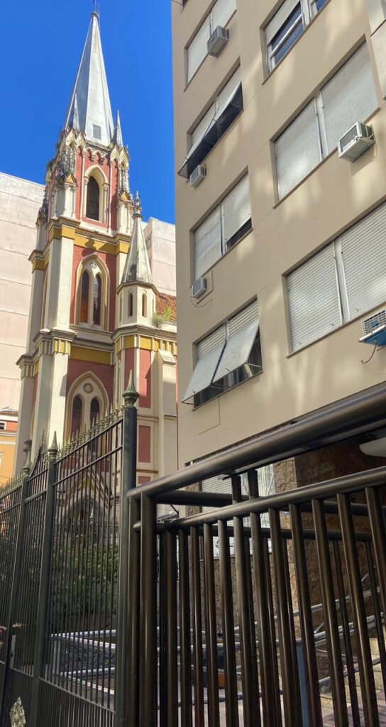 O prédio, onde o crime ocorreu, está localizado entre a Paróquia Sagrado Coração de Jesus e o Edifício Linda Wilma, além de ser próximo da emergência do Hospital Glória Dor. Imagem: Carlos Junior / Rádio Tupi 