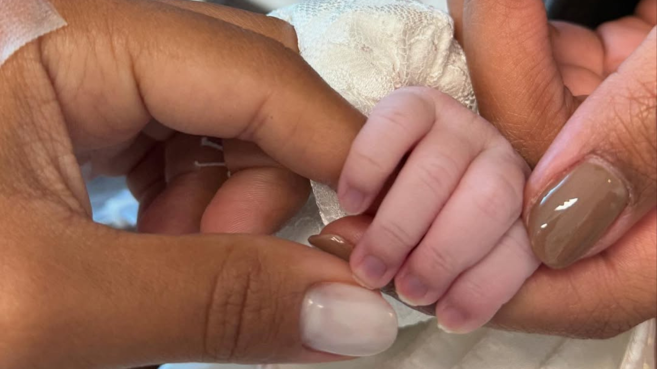 Ludmilla lança música e apresenta a filha Zuri no mesmo dia