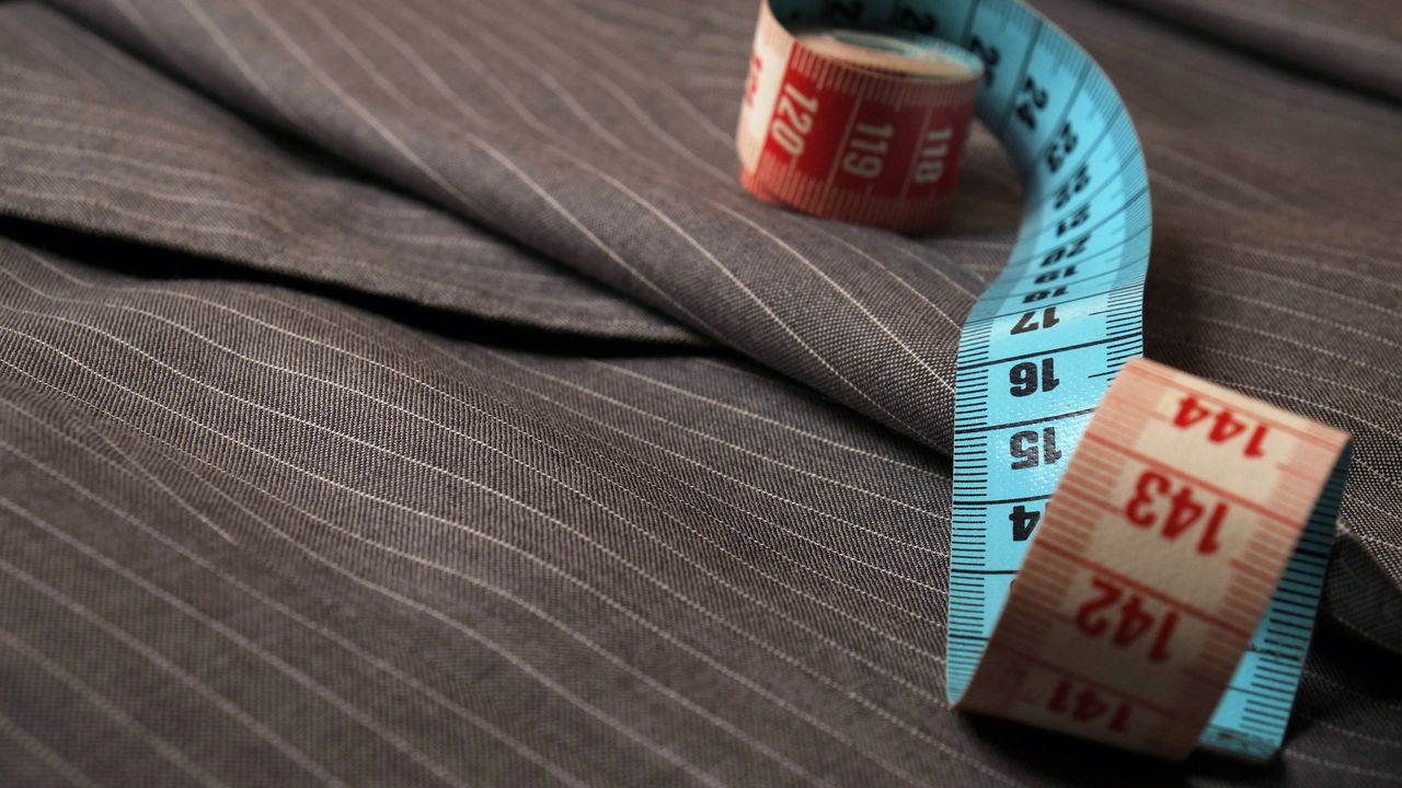 O guia mais completo para ajustar roupas em casa com perfeição