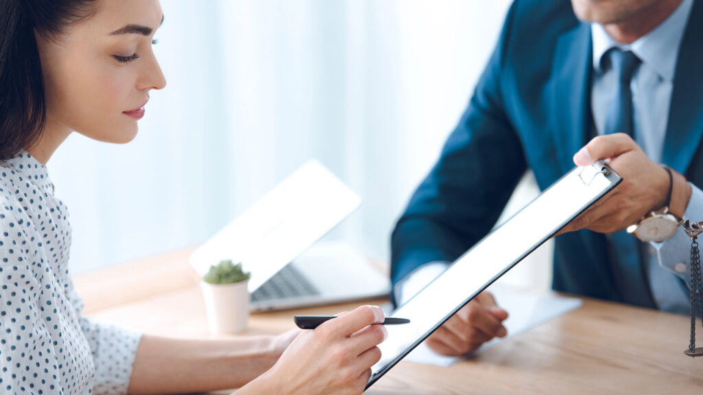 Nova lei muda regras de trabalho em feriados e domingos a partir de julho