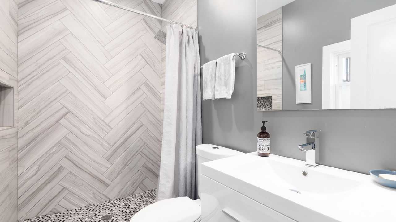 Como azulejos certos podem transformar até banheiros pequenos