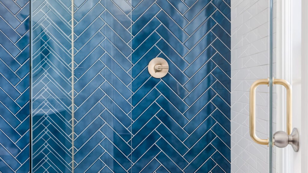 Como azulejos certos podem transformar até banheiros pequenos