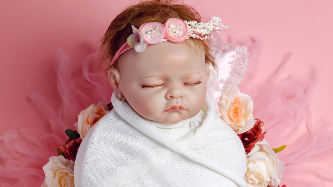 Mulher pede licença-maternidade para cuidar de bebê reborn e caso vai à Justiça