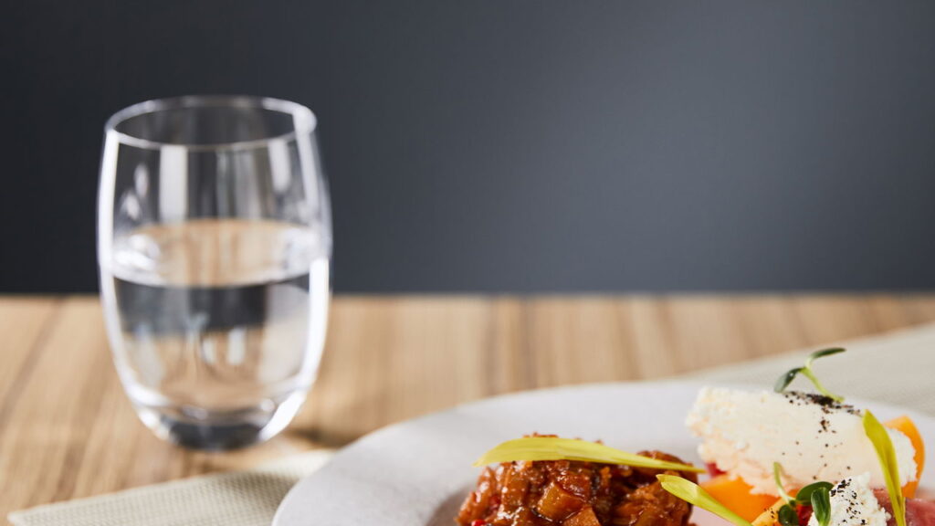 O que beber água na refeição causa no seu estômago
