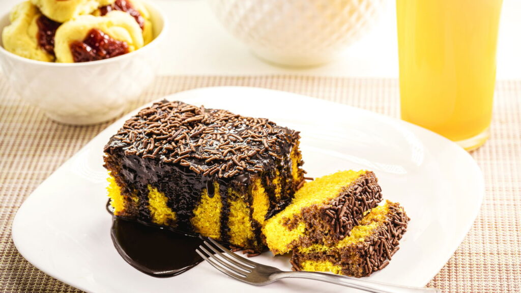 Esse bolo de cenoura transforma qualquer café da tarde em momento especial