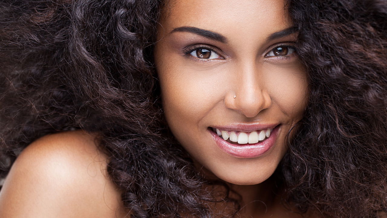 Saiba como hidratar cabelos cacheados sem pesar os fios