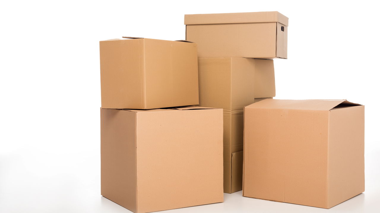 Caixa de papelão comum vira item decorativo que surpreende