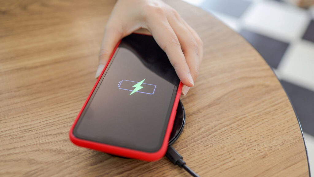 5 celulares poderosos com carregamento por indução para você