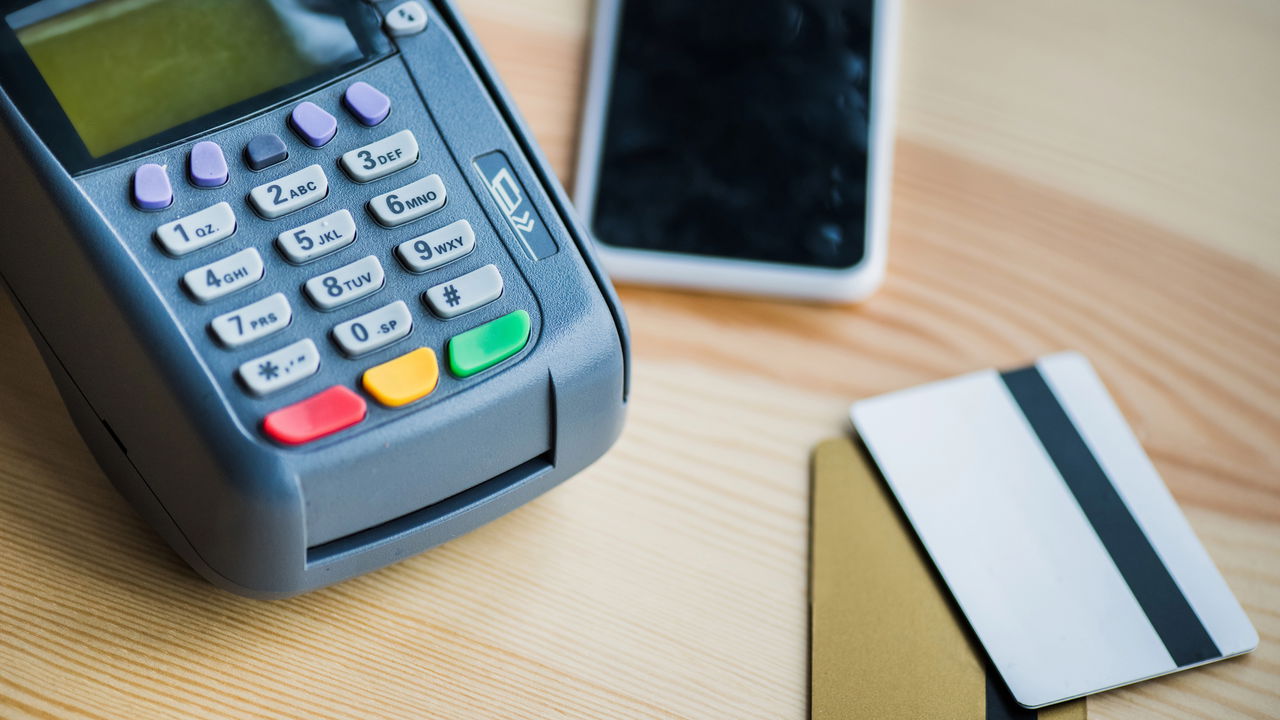 Nova lei muda tudo para quem usa cartão de crédito e sofre com juros